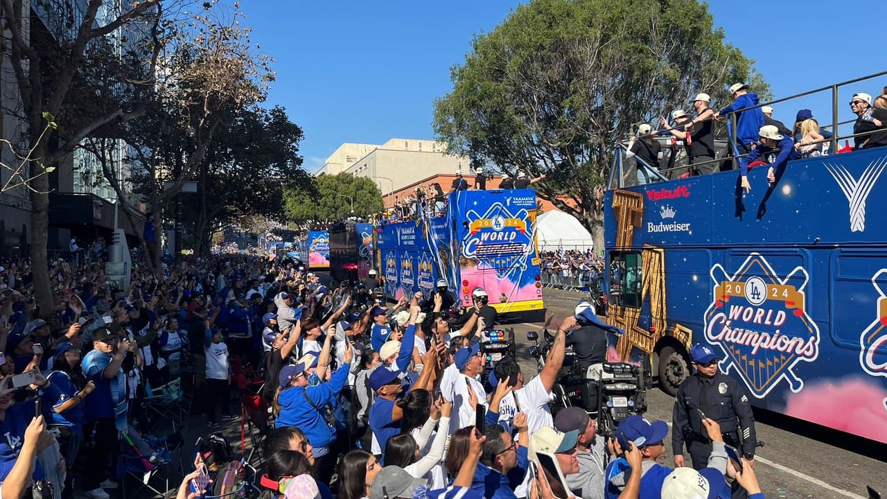 Fiesta en las calles y fiesta en el Dodger Stadium, pues los asistentes al festejo en el estadio podían ver la celebración que se llevaba a cabo en el centro de Los Ángeles.
