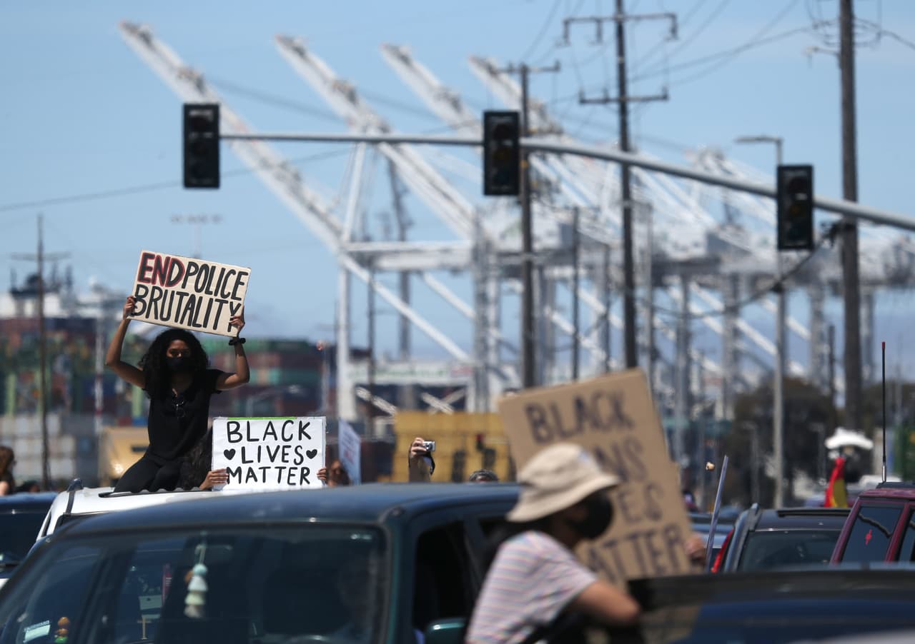 Miles de personas más ya han salido a las calles o se alistan para hacerlo en San José, San Francisco, Berkeley y otras ciudades del Área de la Bahía, donde 
<a href="https://www.univision.com/local/san-francisco-kdtv/protestas-fuerzan-a-las-policias-del-area-de-la-bahia-a-prohibir-balas-de-goma-y-llaves-de-estrangulamiento" target="_blank">durante tres semanas consecutivas se han realizado protestas</a> que exigen un alto al racismo y a la brutalidad policial, así como un llamado a recortar los presupuestos de las agencias del orden bajo lema en inglés ‘Defund the Police’.