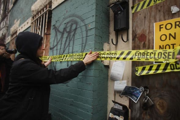 Los tablones en las puertas y ventanas no han sido impedimento para que los "indignados" se posicionen en esas residencias.