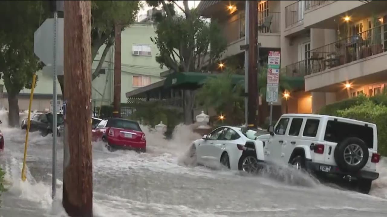 Así avanzan las labores de limpieza tras la rotura de una tubería en West Hollywood
