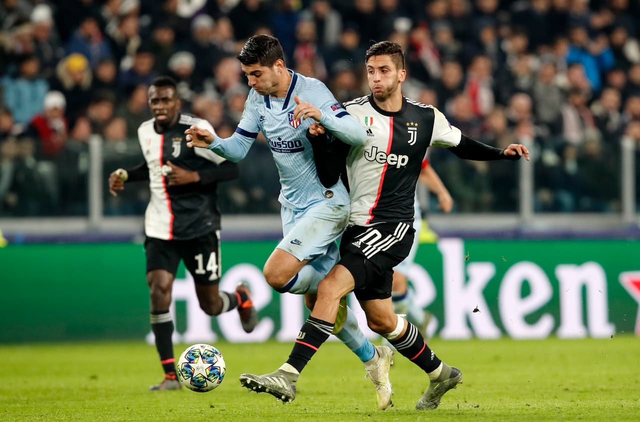 Alvaro Morata se encarrera hacia el arco pero Rodrigo Bentancur consigue llevarse la pelota de manera limpia.