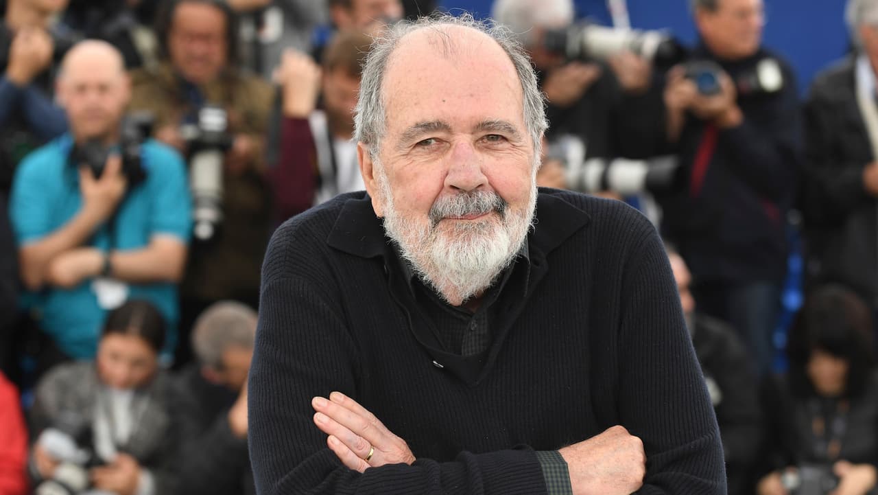 <b>Carlos Diegues</b> 
<br>
<br>Director brasileño, falleció el 29 de julio de 2024 a los 84 años. Su película “Bye Bye Brasil” (1979) es considerada una obra maestra del cine brasileño.