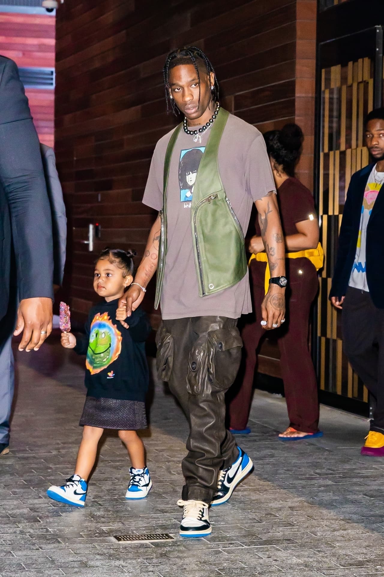 Según el relato, Scott puso a Stormi en su regazo en un dulce momento entre padre e hija. 
<br>