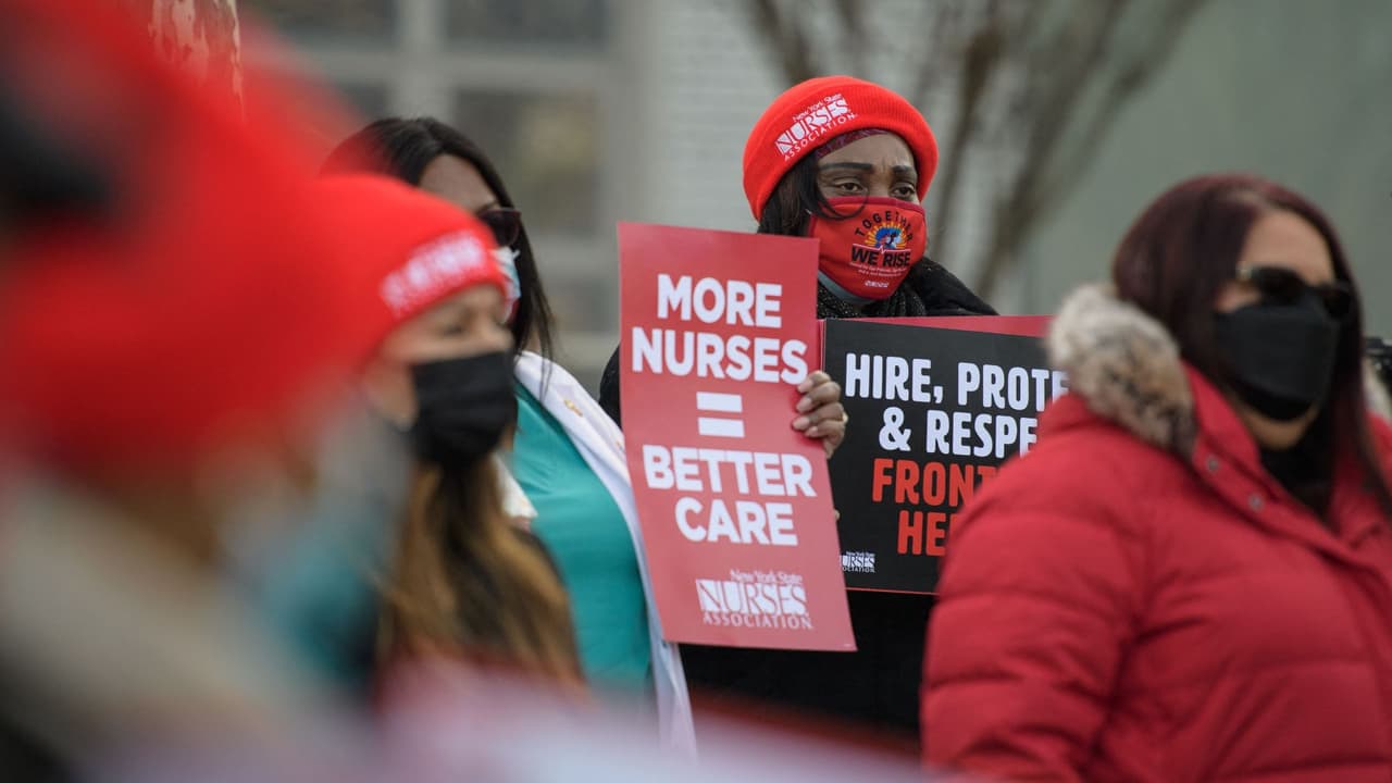 "Necesitamos ayuda y protección": trabajadores de la salud exigen mejores condiciones laborales