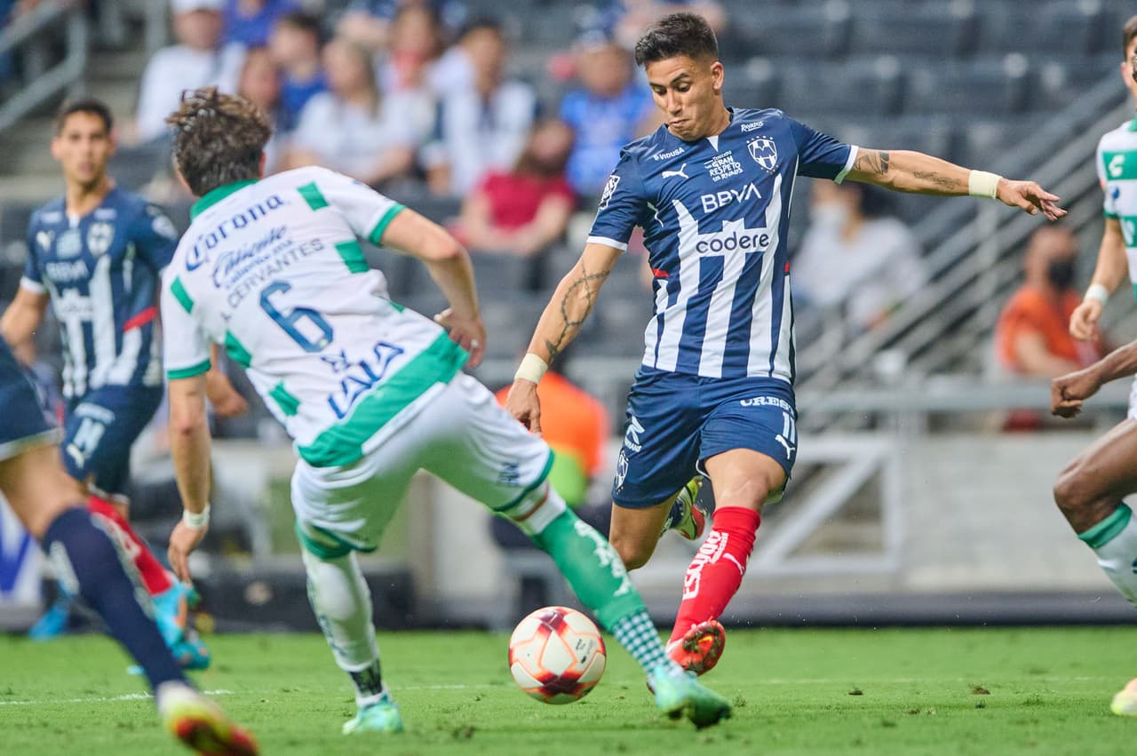 El último toque en el área y la definición fueron una constante en el segundo tiempo. Rayados y Santos perdonaron hasta el cansancio. Campbell se iba expulsado al 75’.