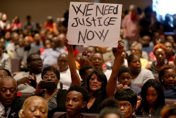 Más de un millar de personas se concentraron este domingo en la iglesia Greater Grace Church para pedir la paz en Ferguson tras la muerte del joven afroamericano Michael Brown..