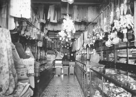 Tras varios proyectos emprendedores, la familia Shibayama se posicionó en la clase privilegiada de la sociedad limeña. Eran dueños de una fábrica de camisas de vestir.