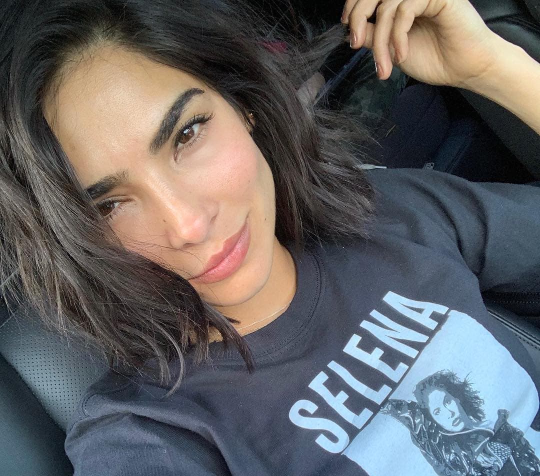 Alejandra Espinoza acompañó a Lili Estefan conduciendo el programa y no desaprovechó la oportunidad para enviar un saludo muy especial a alguien que la estaba viendo desde Los Ángeles.