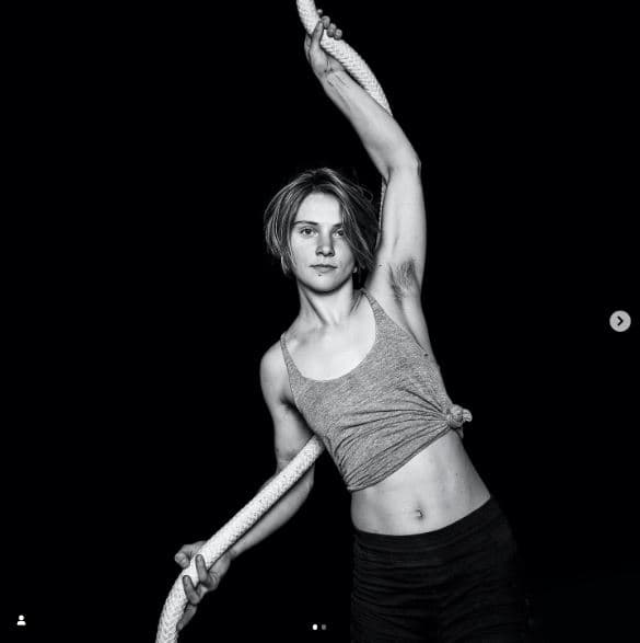 Hopper explicó en su página web que pretende erradicar el “lavado de cerebro” a nivel social que ha realizado la industria de la belleza y la moda (el cual afecta principalmente a las mujeres).