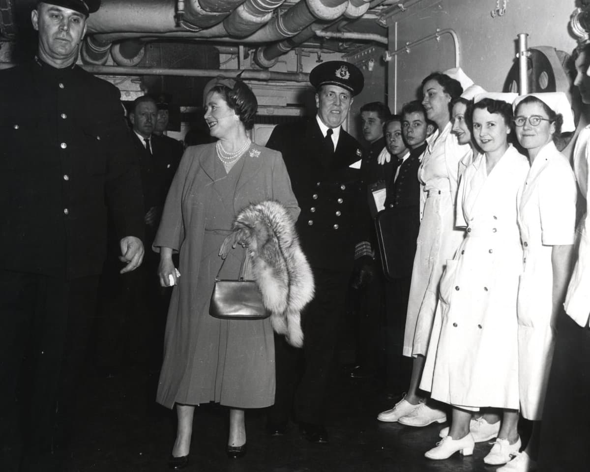 Miembros de la realeza y famosos de Hollywood nuevamente buscaron alojamiento a bordo del Queen Mary para viajar de Europa a EEUU. Aquí la reina Isabel de Inglaterra saluda a los tripulantes del trasatlántico.