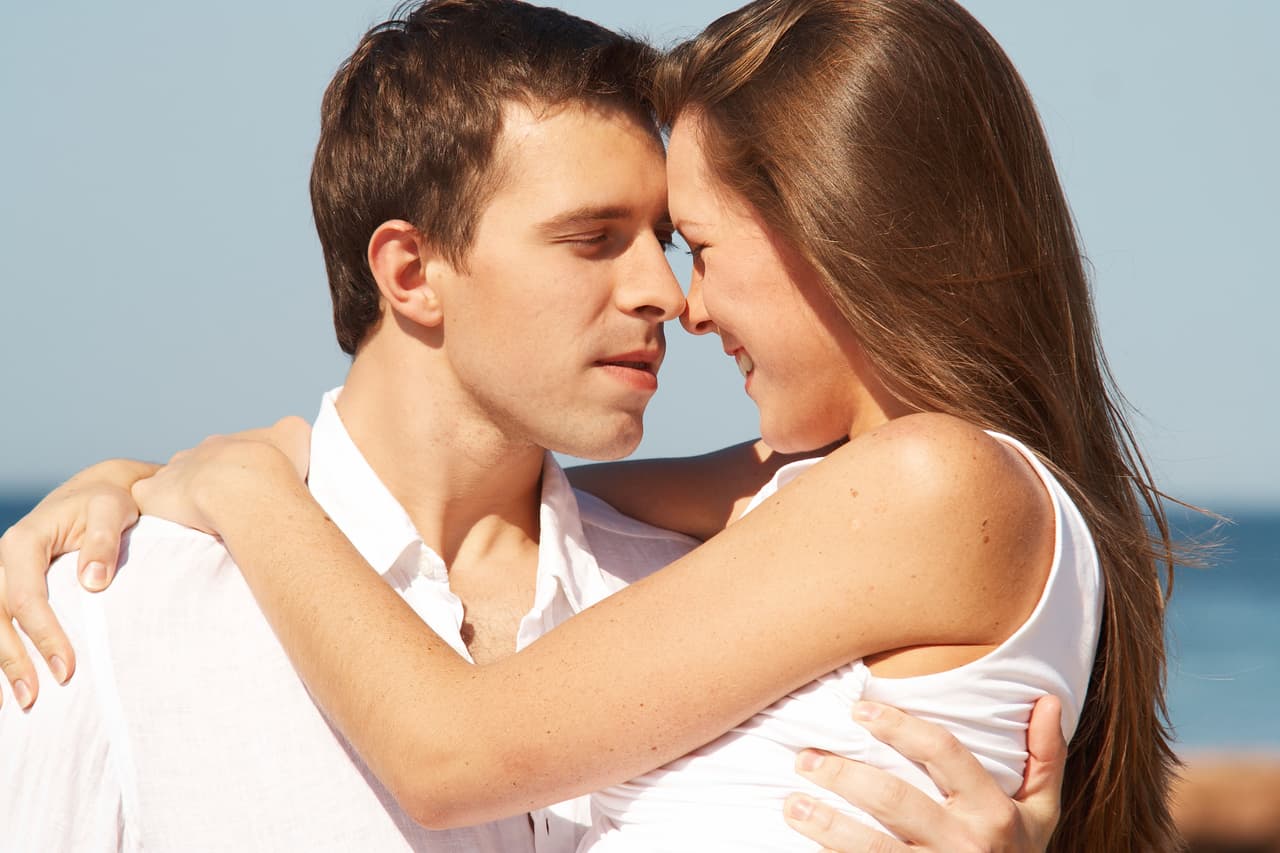 <b>Aries</b>
<br>Su abrazo es espontáneo, impulsivo, directo, fuerte, apretado, pero breve. En ese contacto lo dan todo, pero a diferencia de otros signos que prolongan el tiempo del abrazo, los arianos lo acortan, pero no por eso dejan de trasmitir una gran intensidad en el mismo.