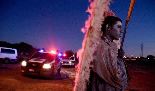 El traje de los ángeles pesa unos tres kilos. Las alas están hechas con plumas de edredón, con material reciclado. El mismo Carlos Margoya y otros voluntarios se encargan del maquillaje, hasta que logran la apariencia idéntica a un ser celestial.