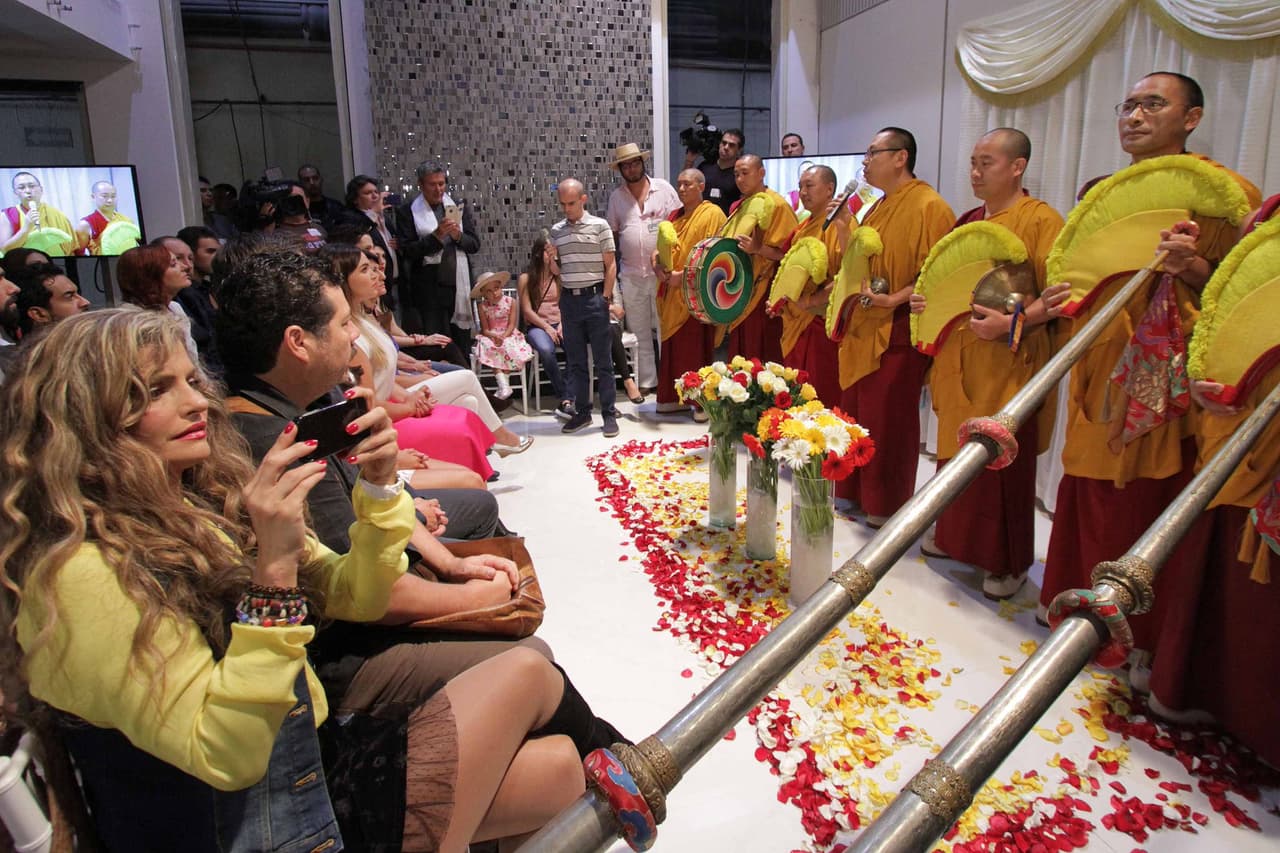 El productor Pedro Damián quiso comenzar con una ceremonia tibetana para que su proyecto tenga la mejor de las suertes.