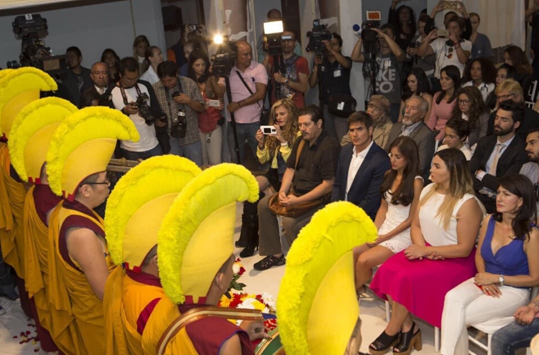 Los actores recibieron la bendición de los monjes y pidieron por el éxito de la nueva historia.