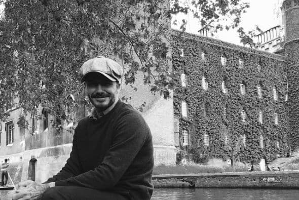 Posando para su foto en Instagram.