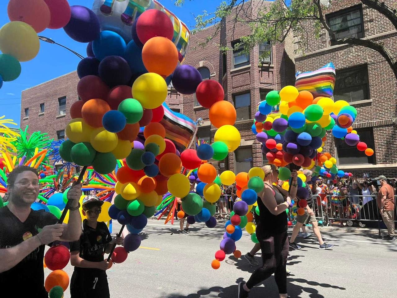 Orgullo gay Chicago desfile 2022. En el desfile no solo participan personas de la comunidad LGBTQ+, si no también familias enteras que muestran su apoyo.
