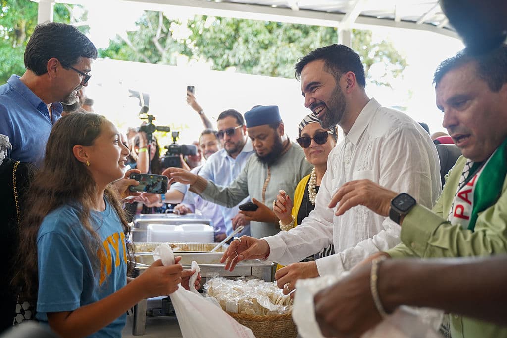 Agregó que "para cada neoyorquino en la ciudad más rica, en el país más rico, en la historia del mundo,
<b>para poder comer, para poder alimentar a sus familias</b>, para poder ser libre y para ser alimentados",
<b><a href="https://www.univision.com/local/nueva-york-wxtv/politica-new-york/trump-llama-comunista-nuevo-alcalde-nueva-york-zohran-mamdani" target="_blank">el momento es ahora.</a></b>