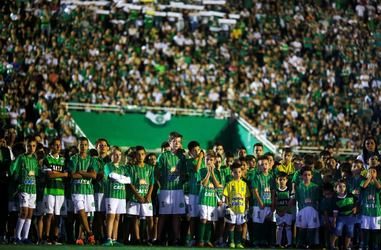 A la misma hora, en el estadio Arena Condá, la casa de este modesto equipo brasileño, también se recordaba con mucha emoción a los fallecidos.