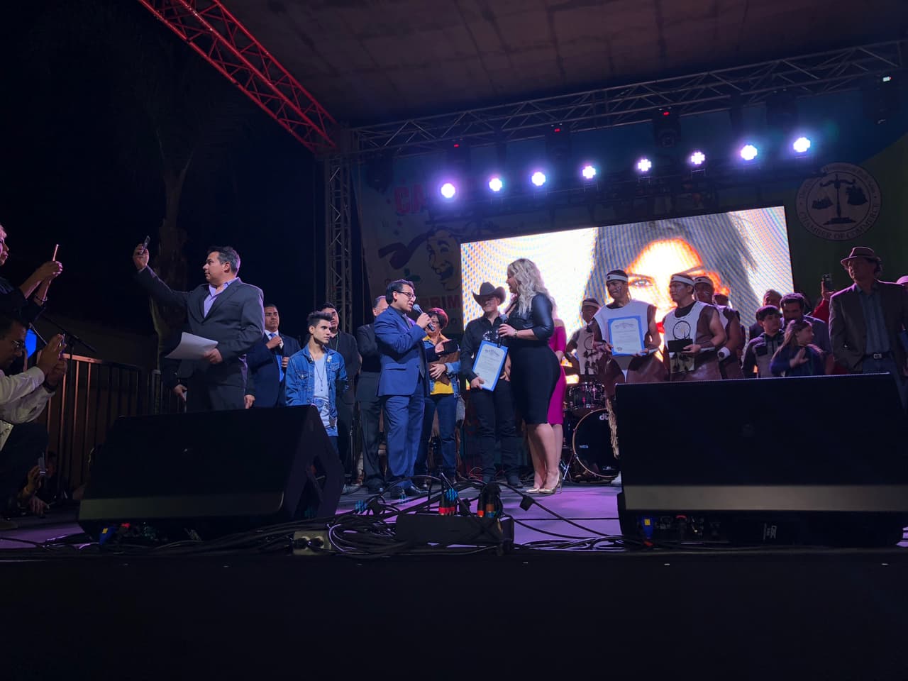 La cantante hizo su entrada triunfal, donde el alcade,
<b>Johnny Pineda</b>, ya la esperaba con su reconocimiento.