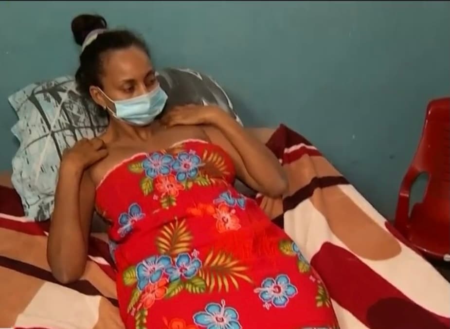 Desde entonces Ana ha visto cómo las dificultades para caminar y hablar se han ido acrecentando cada vez más, al mismo tiempo que se presentan otras afectaciones como trastornos psiquiátricos y pérdida de peso.
<br>