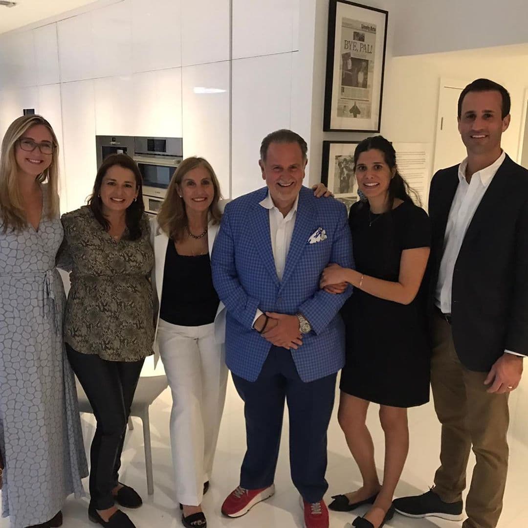 Raúl de Molina 
<b><a href="https://www.univision.com/shows/el-gordo-y-la-flaca/raul-de-molina-exhibe-en-miami-sus-tesoros-mas-preciados-despues-de-mia-por-supuesto-video">no desea vender</a></b> estas fotografías, sin embargo, le gustaría presentarlas en un futuro en el aeropuerto de Miami, según declaró a la agencia EFE.