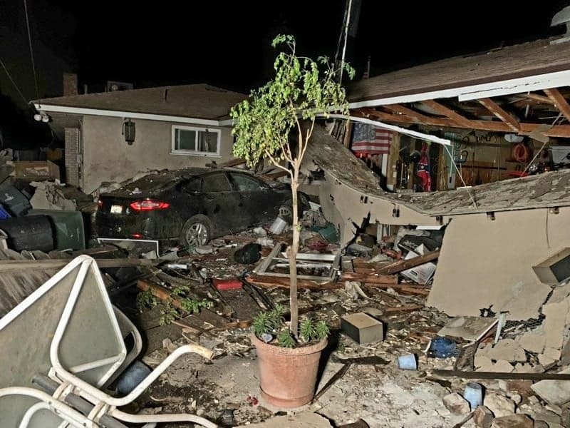 Persecución policial terminó con el vehículo del sospechoso en el patio de una casa.
