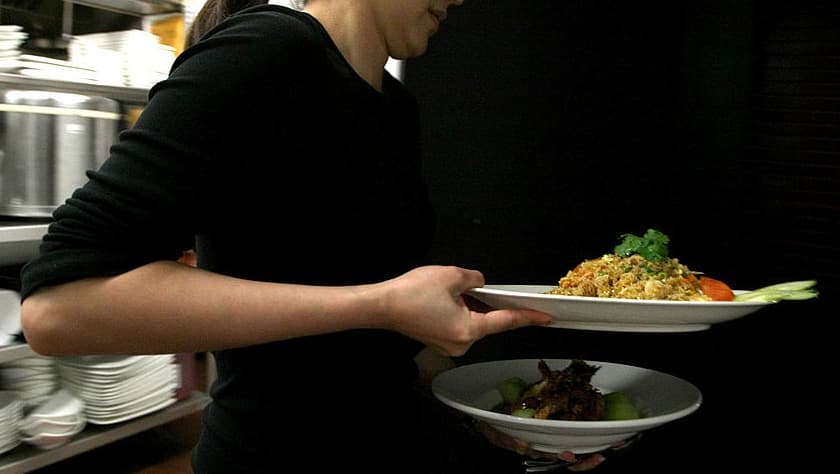 La historia de la mesera que recibió $4,400 de propina y después fue despedida