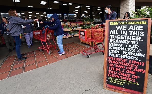 Los únicos destinos que no cerrarán sus puertas y que han estado muy concurridos por las compras de pánico son los supermercados y almacenes de la ciudad, pese a que las autoridades insisten que "
<a href="https://www.univision.com/local/los-angeles-kmex/no-hay-escasez-de-comida-alcalde-y-representantes-de-cadenas-de-supermercados-aclaran-situacion-de-suministros-en-los-angeles">no hay escasez</a>" de alimentos y que lejos de proteger a sus familias las personas se están exponiendo a 
<a href="https://www.univision.com/local/los-angeles-kmex/mientras-haces-compras-de-panico-puedes-estar-ayudando-a-la-propagacion-del-coronavirus-en-vez-de-combatirlo-fotos">contagios innecesarios del coronavirus</a>.