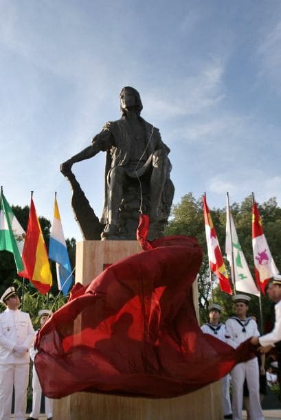 Cristobal Colón: Se le enterró inicialmente en Valladolid en 1506, luego sus restos viajaron al Monasterio de la Cartuja en Sevilla. Tras la conquista de la isla de Santo Domingo en 1795 por los franceses, su cuerpo viajó a La Habana y, luego de vuelta hasta la Catedral de Sevilla, donde reposan en un suntuoso catafalco.