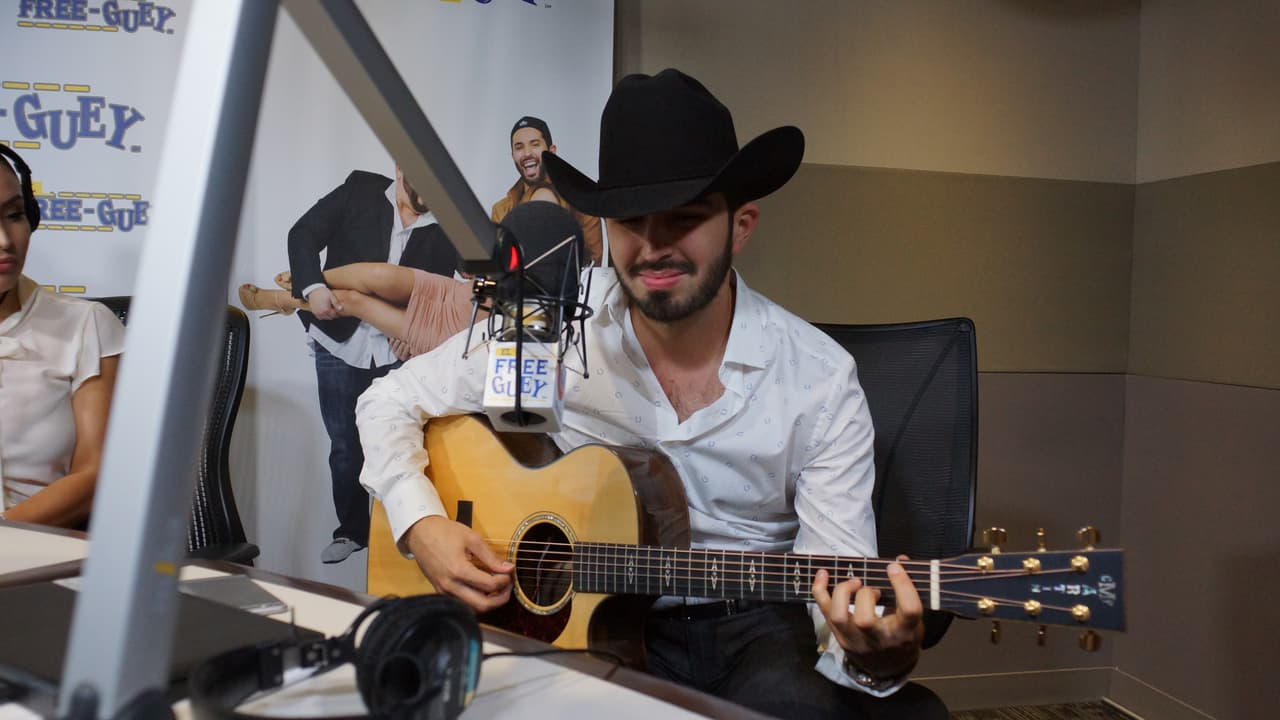 Joss Favela llegó con guitarra en mano a la cabina del Free-guey show y nos deleitó con su música.