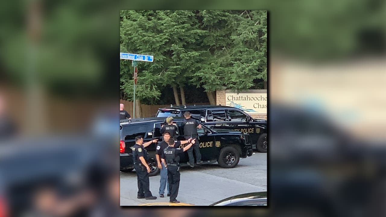 Oficiales del Departmento de Policía del Condado de Cobb cierran los accesos a Powers Ferry Road y Riverbend Club Drive luego del enfrentamiento donde murió Martín Humberto Sánchez Fregoso, luego de presuntamente robar un carro.