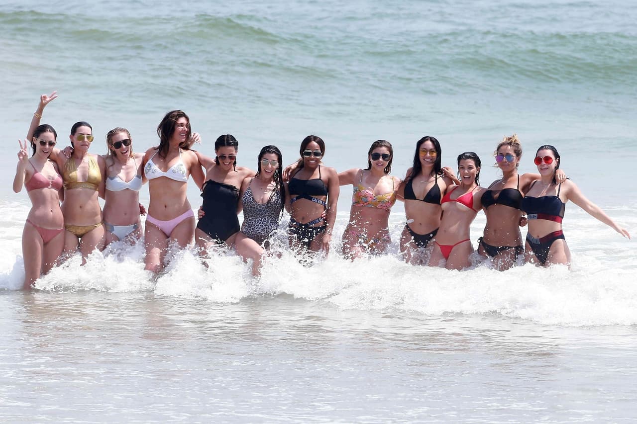 Kim Kardashian pasó el fin de semana del 22 de abril de 2017 en el resort Casa Aramara, en Tulum, México. Allí estuvo en la playa con Stephanie Sheppard, su asistente, mientras tomaba una cerveza. Además, Kourtney Kardashian también estuvo con amigas en el lugar.