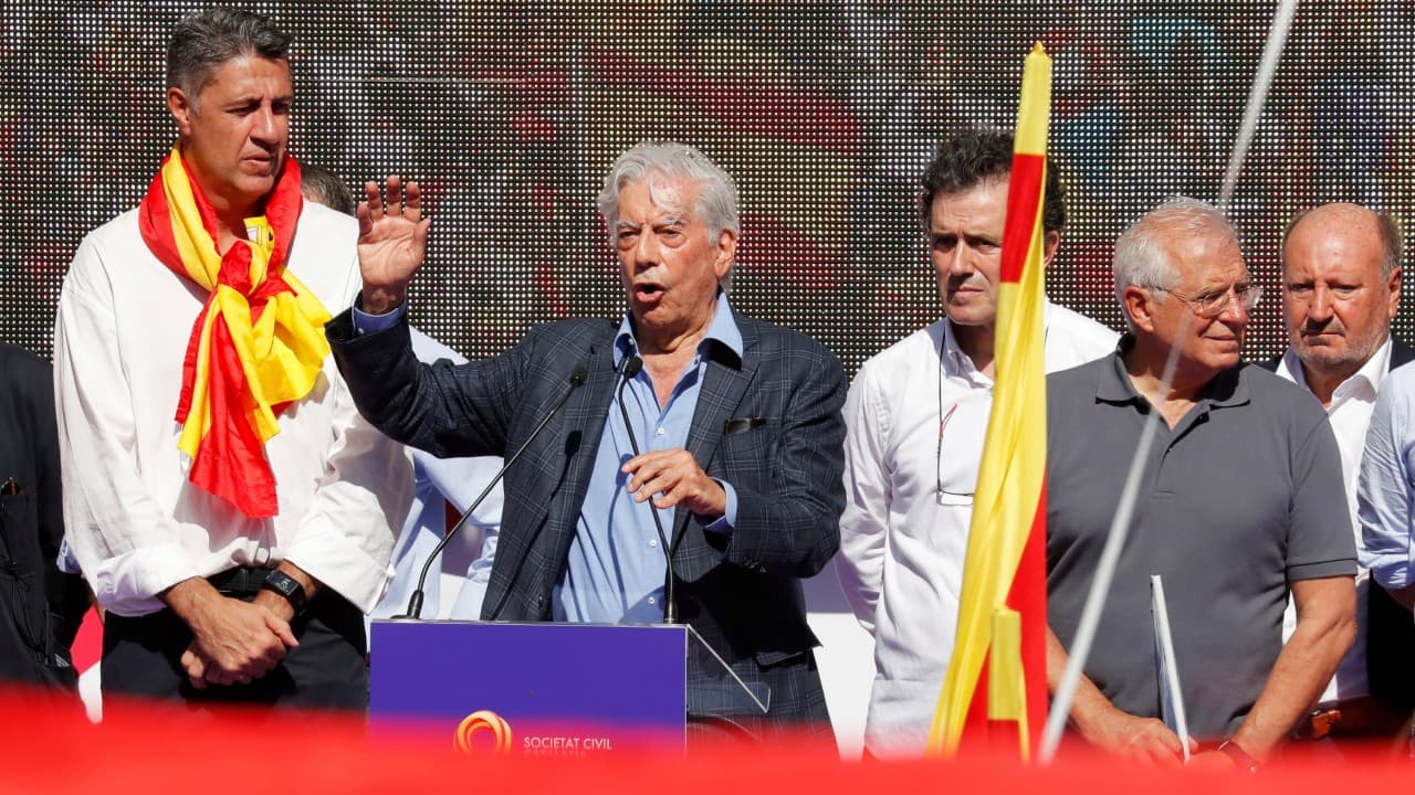 Miles de manifestantes recorren Barcelona para reivindicar la unidad de España