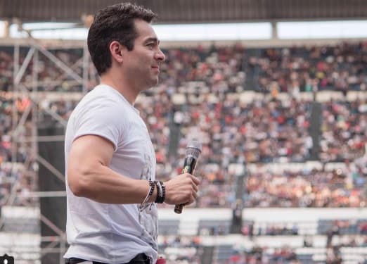 A pesar del intenso trabajo, como en esta presentación en un estadio, Omar siempre se da tiempo para hacer ejercicio.