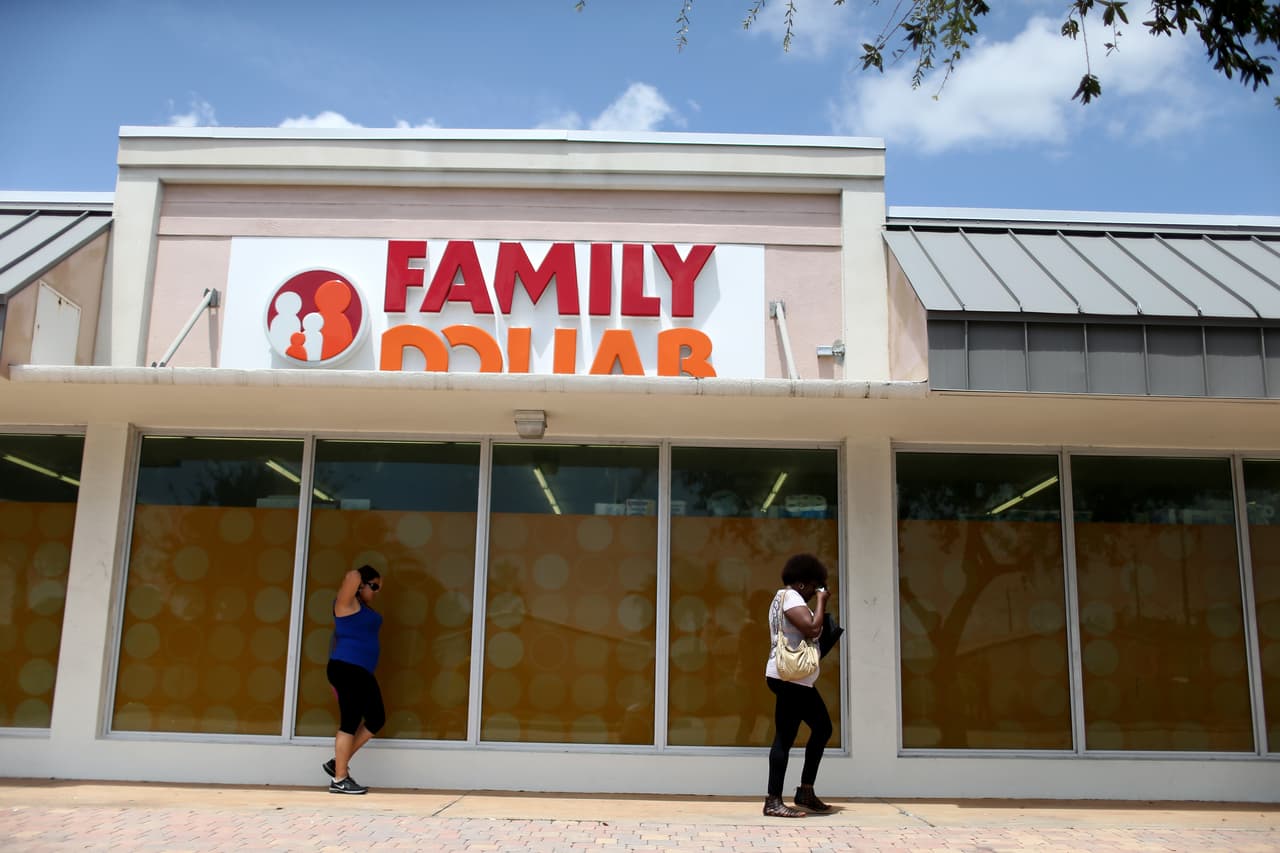 <b>Family Dollar</b>
<br>Muchas tiendas abrirán con horarios modificados de Thanksgiving (jueves 23 de noviembre), pero abrirá en Black Friday (viernes 24 de noviembre).