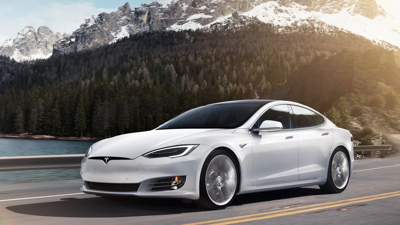 En 2017 el auto más vendido de Tesla fue su sedán de lujo 
<b><a href="https://www.univision.com/noticias/tesla/la-corta-pero-intensa-historia-del-tesla-model-s-fotos#59b55de70000" target="_blank">Model S</a></b>, el auto cuya versión más poderosa denominada 
<b><a href="https://www.univision.com/noticias/tesla/tesla-produce-el-auto-mas-veloz-del-mundo-video" target="_blank">P100D</a></b> es capaz de medirse con los modelos más veloces de Lamborghini, Ferrari y otras marcas de superautos exóticos. Sin embargo el Tesla Model 3, el auto que convertiría a Tesla en un productor a escala masiva, aún sufre de problemas en su producción.
