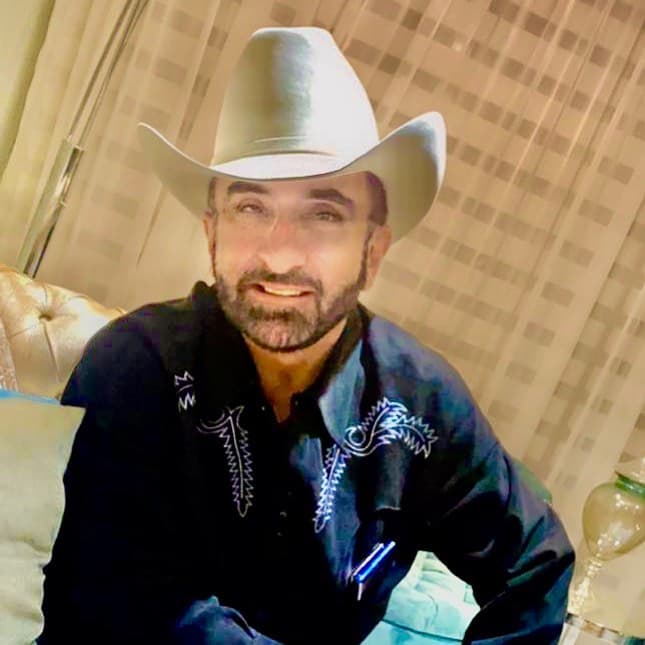 Vicente Fernández Jr. estuvo alejado de las redes sociales y eventos públicos durante casi 3 meses, sin embargo, este fin de semana en el que se celebró el Día del Padre fue visto en un plano muy familiar.