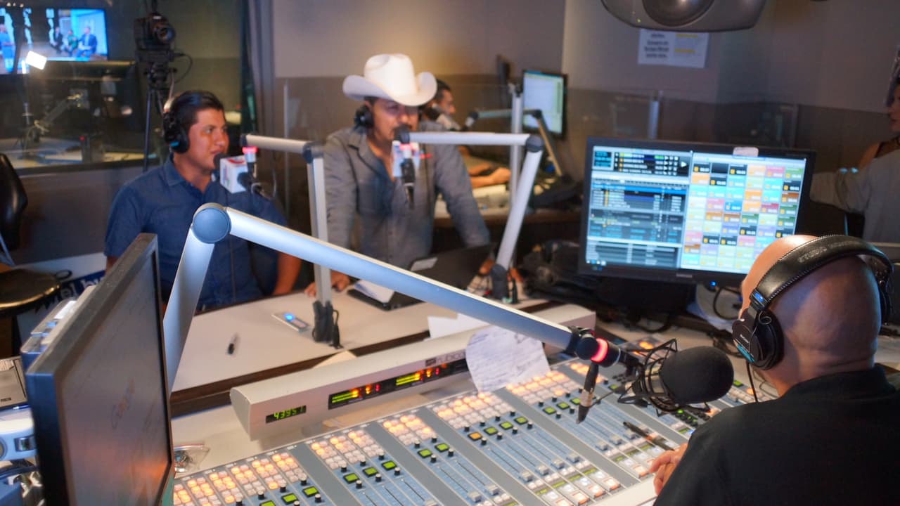 Así fue la visita de
<a href="http://www.univision.com/los-angeles/kmex/noticias/sucesos/si-no-moves-el-carro-te-lo-muevo-yo-la-amenaza-que-cumplio-el-peaton-que-tumbo-el-carrito-de-un-vendedor-de-elotes">Benjamín Ramírez</a>, #ElElotero más famoso del mundo en
<a href="https://www.facebook.com/buenomalafeo/?fref=ts"> 'El Bueno, La Mala y El Feo'.</a>