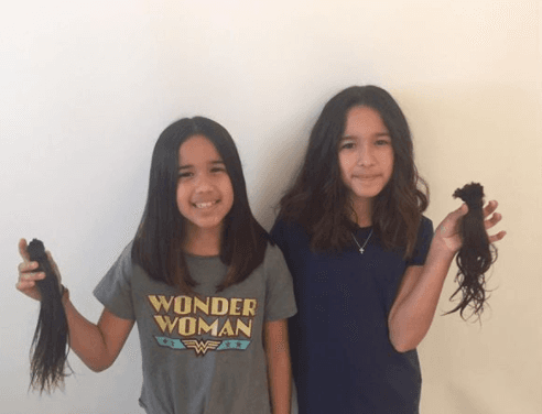 Este mismo mes, Karla compartió como sus pequeñas decidieron donar por tecera ocasión su cabello a niñas con cancer.
