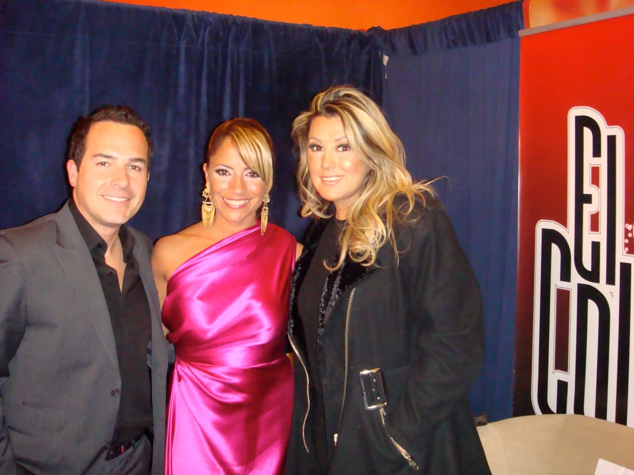 Aquí junto a la cantante Melina León.