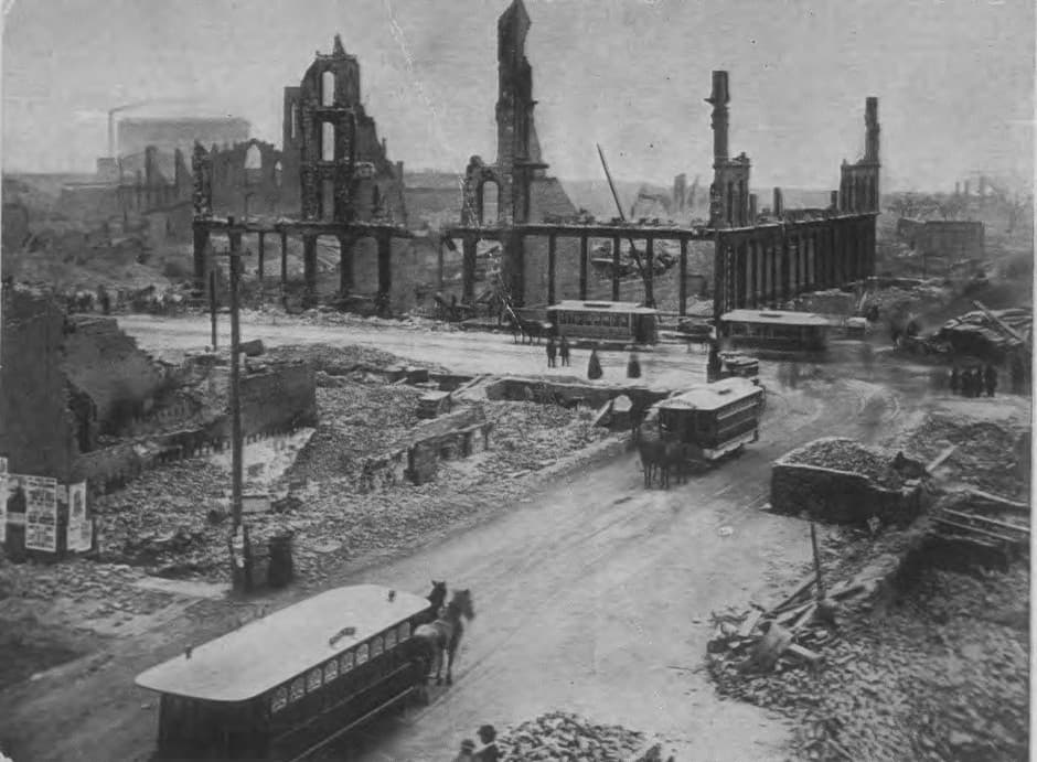 <b>El gran incendio de Chicago, 1871: </b>El fuego se propagó desde un granero en el lado suroeste de Chicago hasta el centro del distrito de negocios. Alimentado por feroces ráfagas, destruyó unos 17,500 edificios y más de 73 millas de calles. Murieron unas 300 personas y 90,000 residentes fueron desplazados. Pero la ciudad tenía una voluntad infatigable, por lo que promulgó nuevos requerimientos de construcción y empezó a reconstruirse incluso antes de que los arquitectos e ingenieros completaran sus planes.