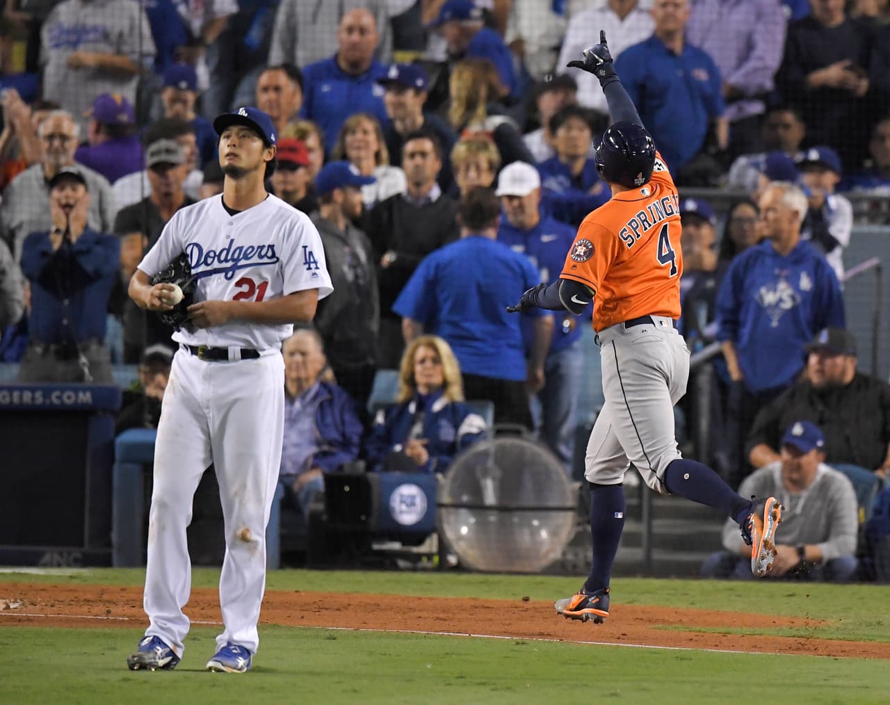 George Springer de Houston Astros celebra después de su jonrón de dos carreras ante el lanzador abridor de los Angeles Dodgers Yu Darvish.