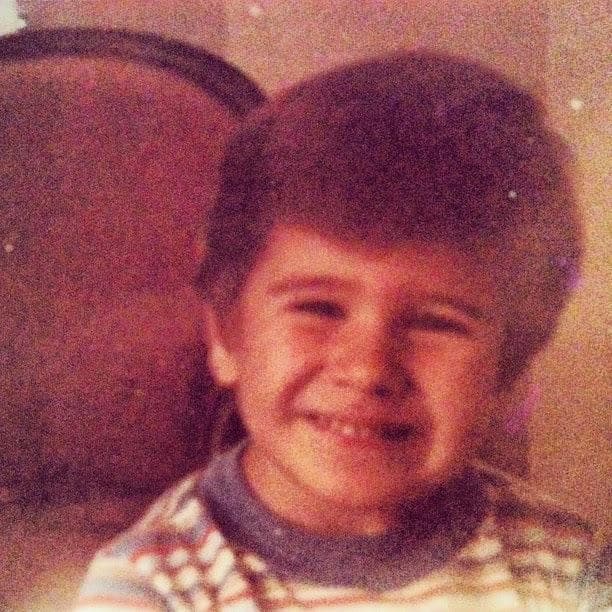 Desde pequeño conserva su sonrisa encantadora y desde aquel entonces lleva la vena histriónica.