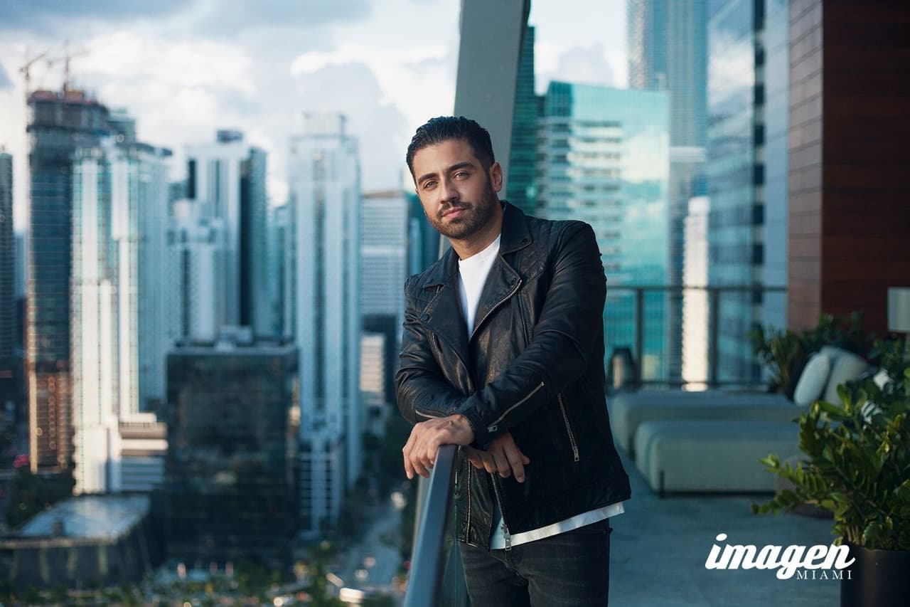 <b>Borja Voces</b>, presentador de noticias de Univision, en 2019 fue uno de los presentadores de 'PJ Takeover', la antesala a los Premios Juventud, y este año pasa al escenario principal.