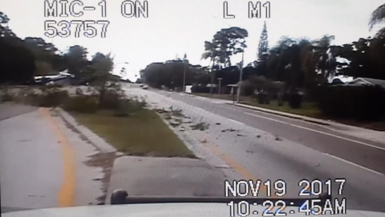 En video: piloto y acompañante sobreviven luego de estrellar su avioneta en una carretera