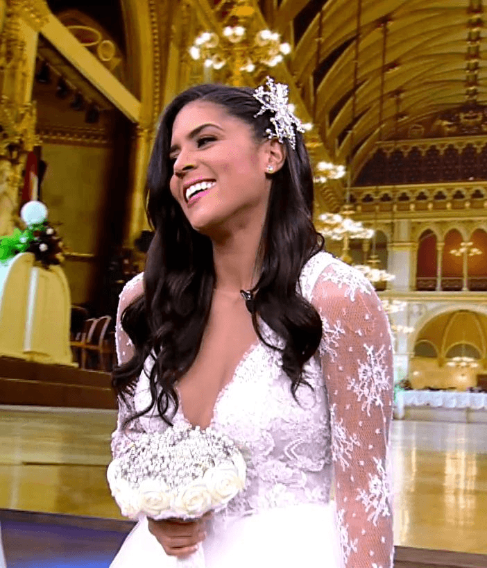 Ese año, su ahora prometido, Francesco Zampogna, era su 'novio italiano misterioso' y así la vimos ataviada con un bello diseño de Rosa Clará.