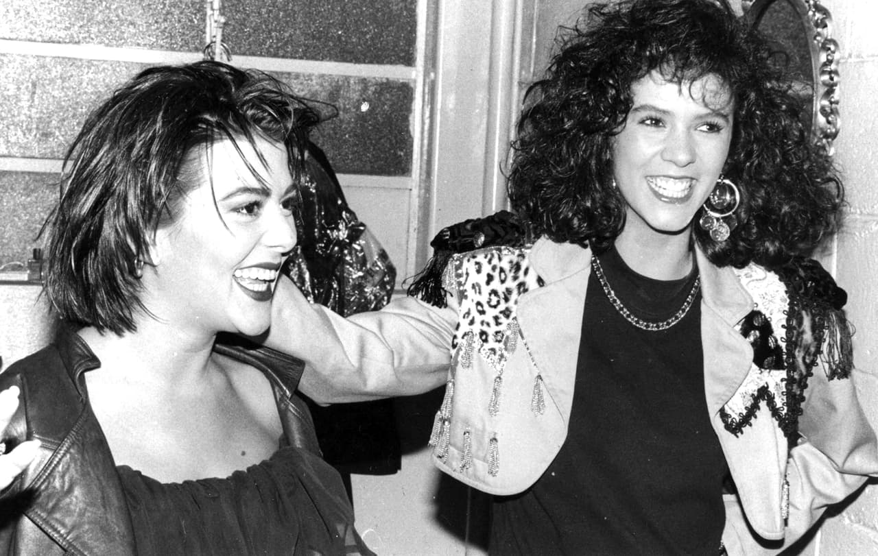 Alejandra Guzmán debuta en la escena musical con su disco "Bye Mamá", que presentó acompañada de Edith Márquez, entonces integrante del grupo Timbiriche en 1988.