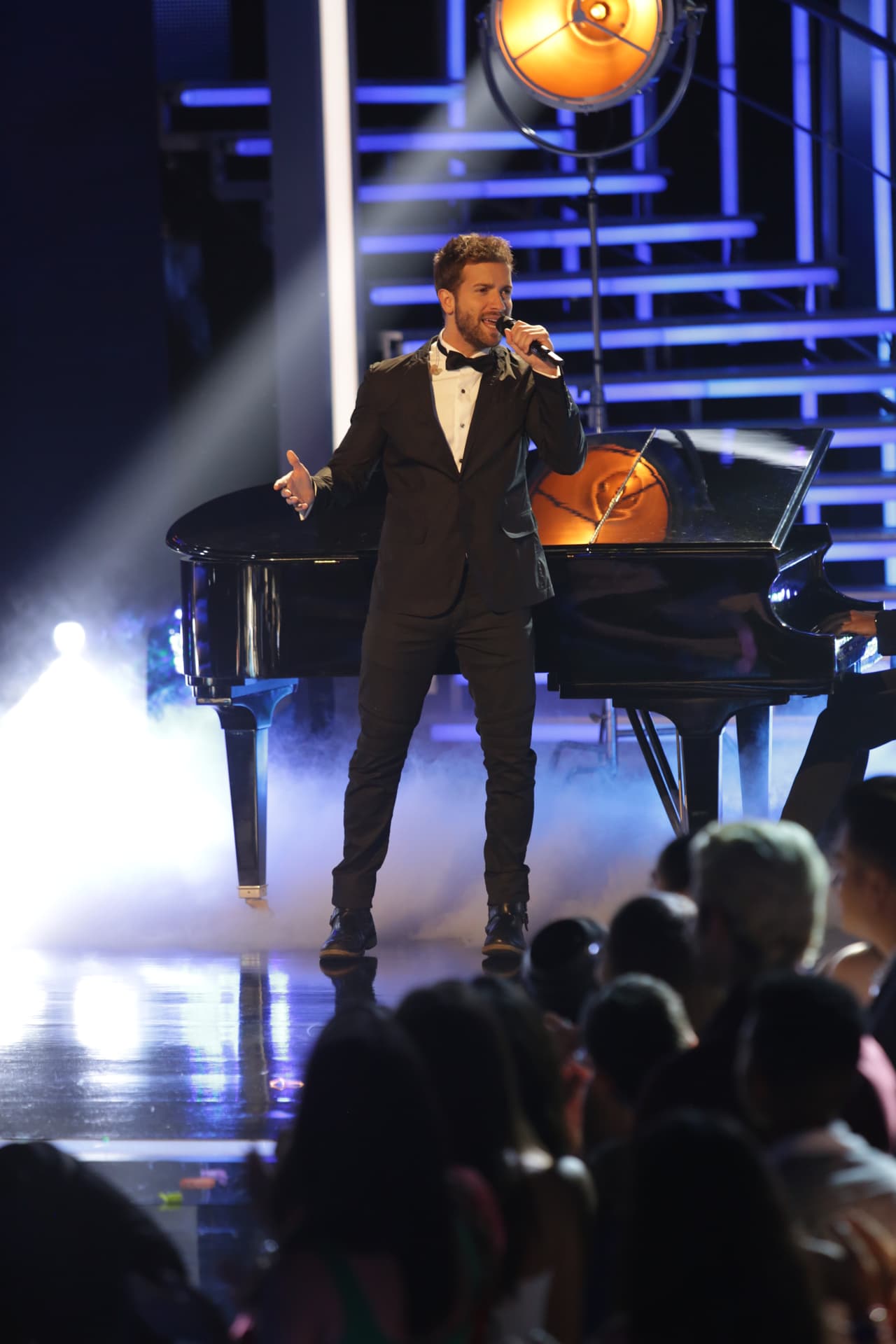 El cantautor español fue parte del desfile en trajes de gala de las finalistas, y se robó todas las miradas y suspiros de las bellas.