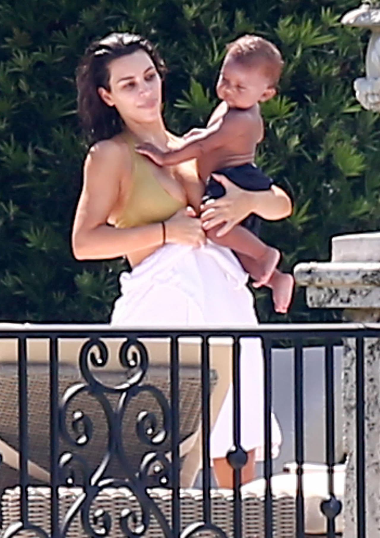 ¡Y es que casi se le salen sus encantos en un momento!