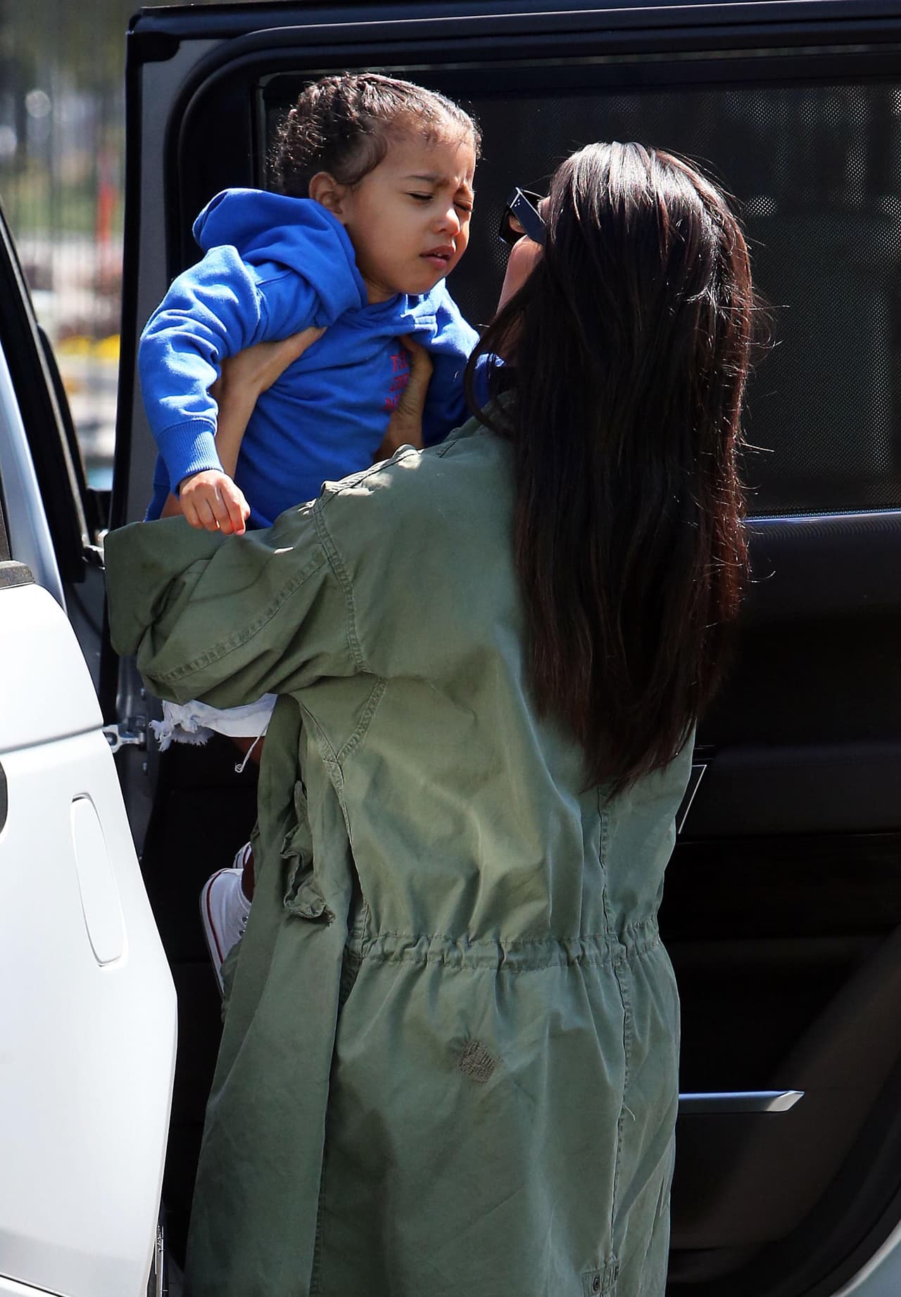 En otra camioneta llegó Kim con Nori. La pequeña estaba dormida y su mami interrumpió su siesta, ¡pobre!